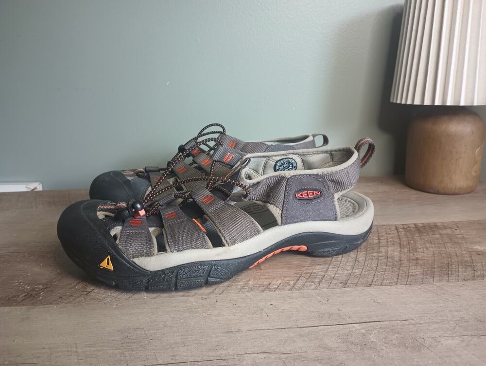 Keen Newport H2 Closed Toe Sandals Mens 11 Waterproof Anti Odor Outdoor Hiking